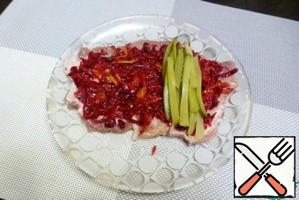 Distribute the vegetable filling on the meat. From one edge put a straw of pickled cucumber.