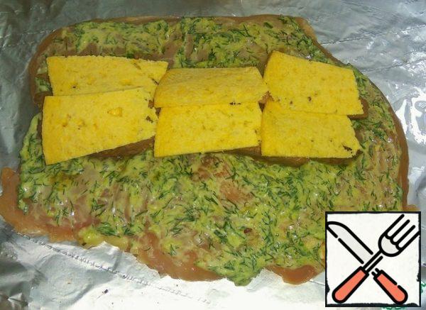 Put the cheese on the beef, cut into plates or grated on a coarse grater.