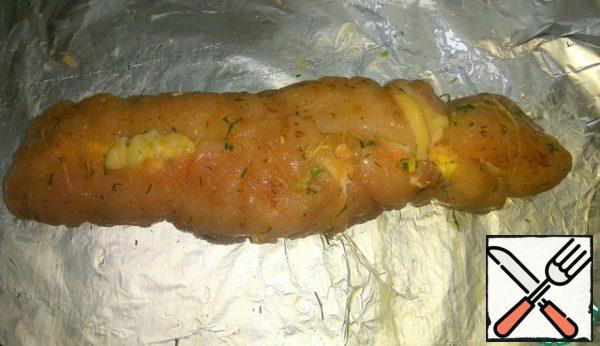Cover the filling with chicken fillet, wrap the roll with a colorless thread. Wrap it not too tightly, so as not to tear the fillet thread.