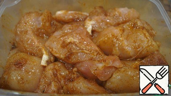 Pour the prepared marinade , rubbing it into the surface. Leave for 10-15 minutes. In principle, you can do this in advance and let the prepared chicken wait in the refrigerator.