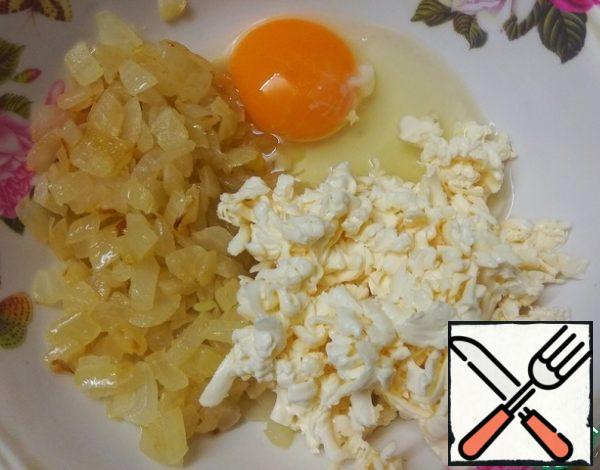 Finely chop the onion and fry in vegetable oil until transparent.
Grate the processed cheese on a coarse grater.
Mix onion, cheese, egg and a pinch of salt. You can pepper it to taste.