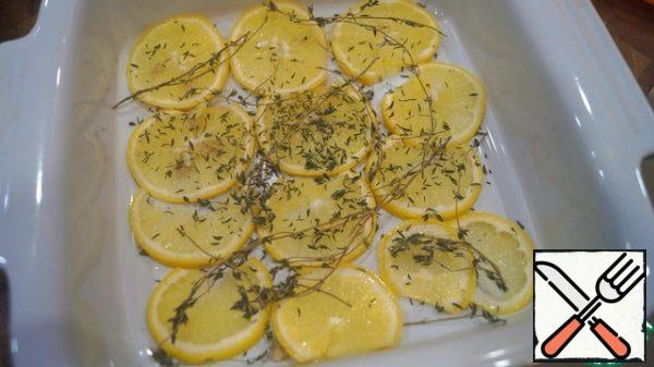 Put the baking dish in thin slices of lemon and sprinkle with fresh or dry thyme sprigs.