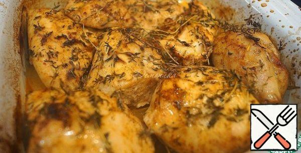 Lay out the chicken pieces. Put thyme sprigs on top, sprinkle with a small amount of lemon juice and bake in a preheated 200 degree oven for 30-40 minutes. However, focus on your oven: the chicken should be browned. And the kitchen should be filled with absolutely incredible flavors of baked lemon with herbs.