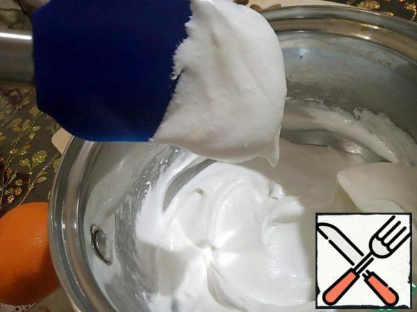 Now we proceed to a very important part - the preparation of protein glaze for decorating gingerbread. Put the protein (I had it weighed 35 g) in a bowl, add powdered sugar. First, just mix, and then whisk at the lowest speed for a few minutes, until thickened. Add lemon juice (it will thicken the glaze) and whisk for a couple more minutes. Transfer to a deep bowl. The thickness of the glaze should look something like this: