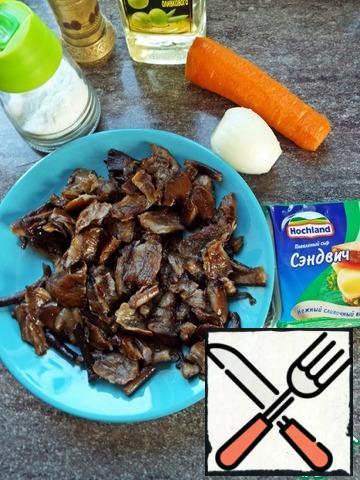 For the recipe, I took boiled frozen mushrooms. I think any mushrooms will do.
Peel the onions and carrots and thaw the mushrooms.