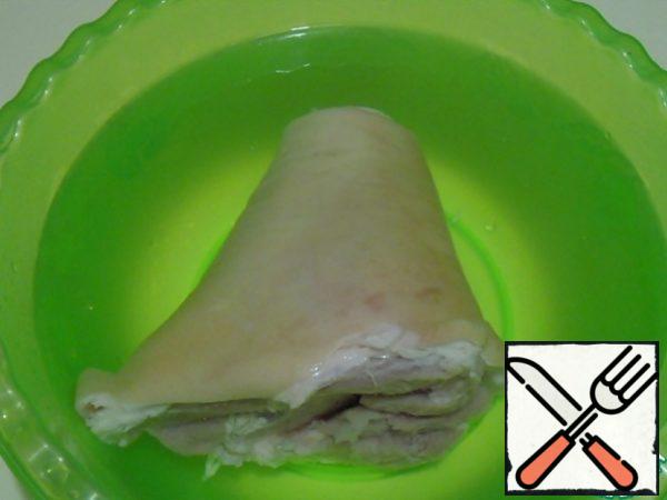 It is not difficult to prepare a knuckle, but it must be prepared in advance.
First you need to soak in water, and then in the marinade.
Thoroughly clean and soak in cold water for 6-12 hours. The knuckle should be completely submerged in water.
During this time, change the water twice.