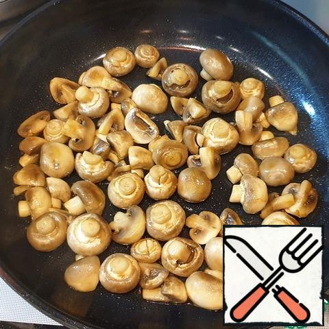 Fry the mushrooms on a high heat in a small amount of oil on all sides. Large mushrooms cut into halves or quarters.