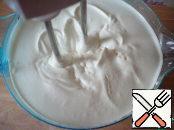 Beat the cream with a mixer until soft peaks.