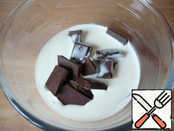 Now prepare the second chocolate layer: it is prepared in the same way as the first layer, only melted chocolate is added.
Pour the gelatin into the milk, mix and leave to swell. Then melt the chocolate, add 100 ml of cream and put it in the microwave, stirring constantly so that the mass becomes homogeneous.