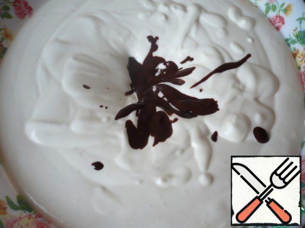 Just as with the first layer, warm up the swollen gelatin and milk to 60 degrees ( the gelatin should completely dissolve ). In the remaining cream-400 ml, add powdered sugar and liqueur (Baileys- you can do without it), whisk until soft peaks. In whipped cream add the melted chocolate should be slightly warm.