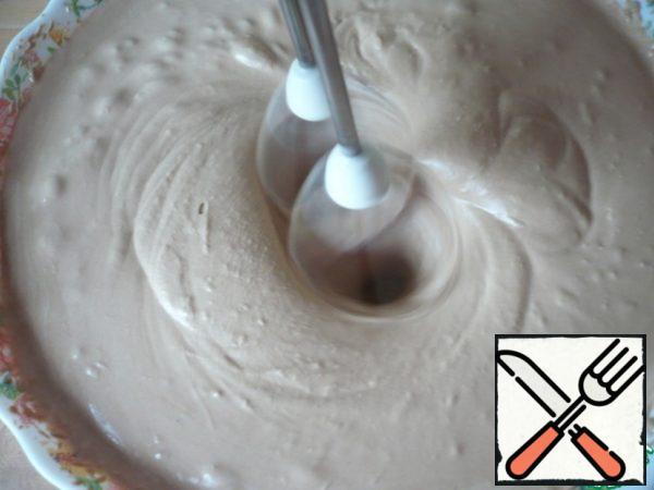 And again, whisk the cream with the melted chocolate with a mixer.