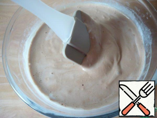 As with the first layer, add a little whipped cream with chocolate to the milk with gelatin to cool it. Mix everything well. Then pour the cooled milk with gelatin into the whipped cream with chocolate and gently beat with a mixer.