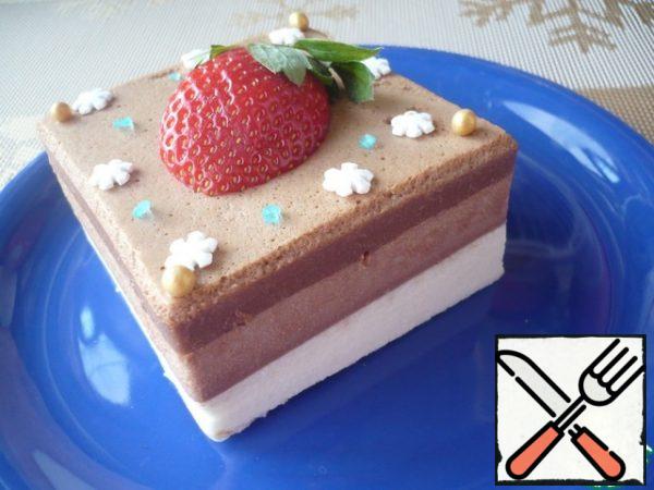 When the dessert is completely frozen, take it out of the refrigerator and cut it into portions ( the knife should be lowered into warm water before slicing the dessert, and then wipe dry).
Decorate the dessert as desired and serve cold to the table.