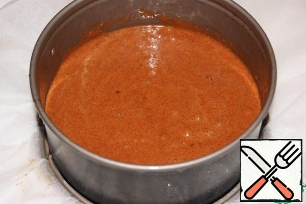 Place the dough in a mold with a diameter of 18 cm, previously covered with baking paper and lightly oiled. I use a special spray.