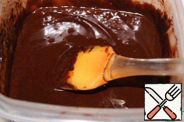 Melt the chocolate +3 tbsp of water in a steam bath or microwave, add the pressed and swollen gelatin, and mix.