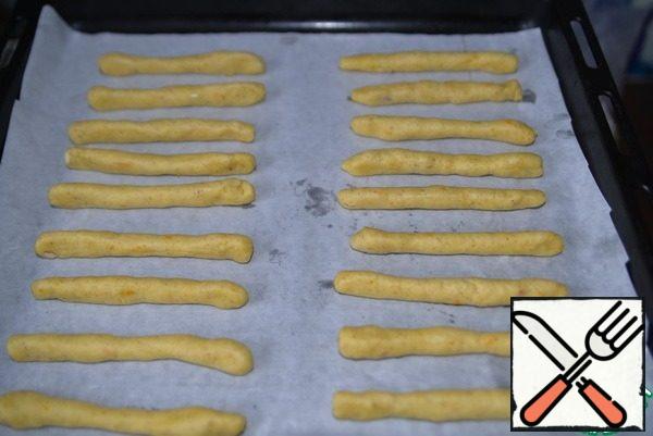 Put the sticks on a baking sheet covered with baking paper. Put in the oven, heated to 180 degrees, bake until Golden 15-20 minutes .