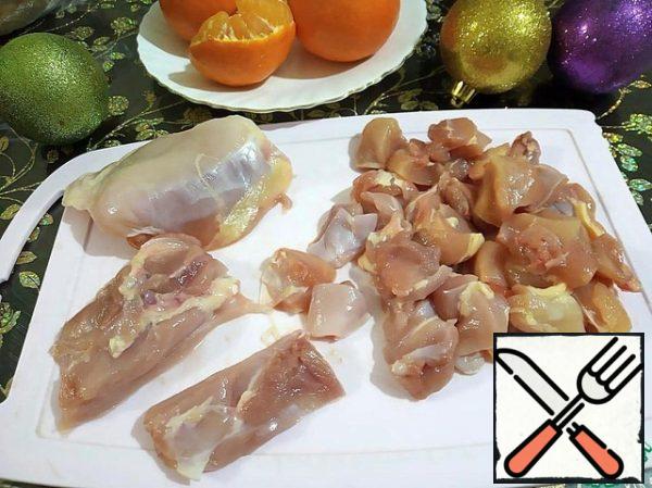 Separate the meat from the bones and cut into small arbitrary pieces.