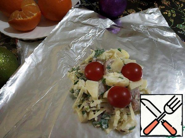 Put a few tablespoons of chicken with vegetables on the squares of foil folded crosswise (divide the resulting mass by eye into 6 parts, I got 5 spoons in each). On top of each time we spread 3 halves of cherry tomatoes.