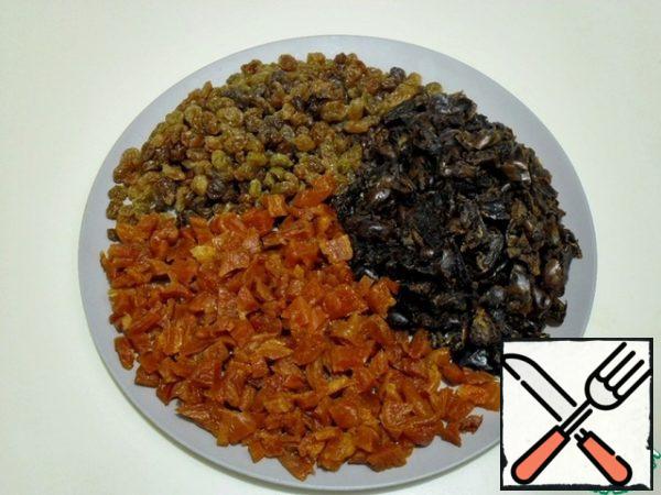 Wash and dry the dried fruits. Peel the dates from the seeds, cut into medium pieces, also cut the dried apricots, leaving a few slices untouched for the top.
All products must be at room temperature.
Add the tangerine zest to the dried fruit mixture.
Turn on the oven and preheat it to t 170 degrees.