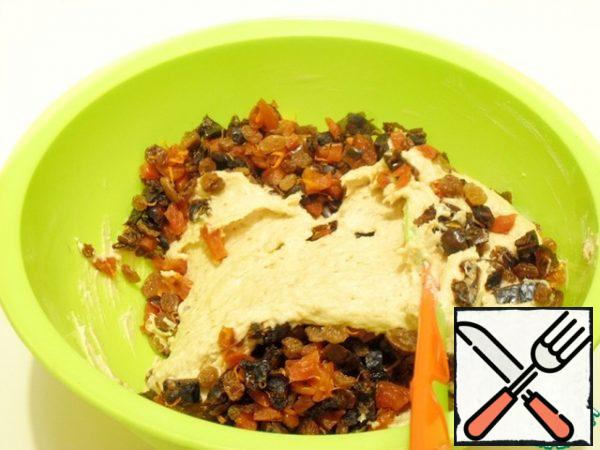 Stir the soda with the tangerine juice , pour into the mixture, add the sifted flour. To combine into a homogeneous mass. Add all the dried fruits and quickly combine, stirring from the bottom up with a spatula.