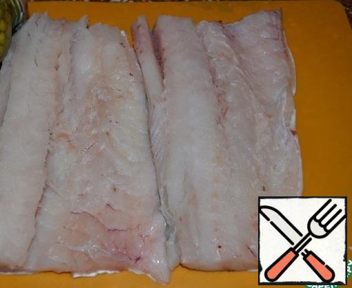 Clean the fish and cut it into fillets.
If possible, remove the bones.