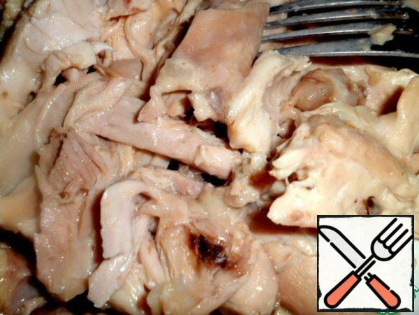 Remove the meat from the broth , allow to cool slightly and disassemble it into pieces. Excess veins, cartilage, fat, skin (if any ) are removed. This can be left in the jelly, if you like. Cut the meat into small pieces.