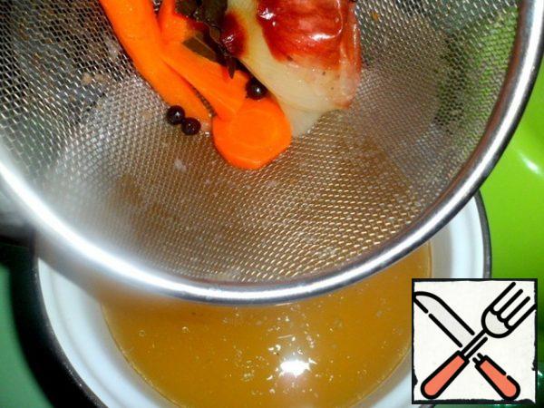 The broth should be strained into another bowl. Measure its quantity. Since we are preparing chicken aspic, we also need to prepare jelly. Pour about 150ml of broth and dilute the gelatin, let it swell. See the package for the method of application . Then dissolve the gelatin in a water bath or in a micro, without bringing it to a boil , i.e. not exceeding 70°C. Pour the jelly through a strainer into the broth, stir, and taste for salt. Gelatin is diluted at the rate of: 10 g of gelatin per 0.5 l of broth.