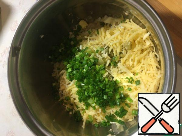 Grate the cheese, chop the onion finely.