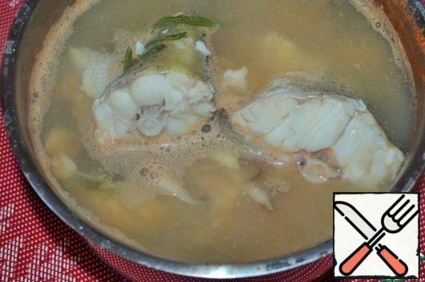 Pre-boil the shrimp, then the fish in this broth
with salt and herbs.
Cool completely in the broth, so the fish will be juicier.