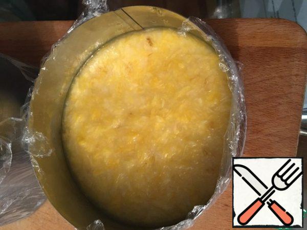 Soak the gelatin in cold water for 5-10 minutes. Peel the oranges and cut them into pieces.
Mix sugar and starch. Heat the orange juice and orange slices in a ladle. Pour sugar and starch into the rain (heating the mass to 30-40 degrees), bring to a boil and the desired density, remove from heat. Dissolve the gelatin squeezed out of the water in the orange mass. Weigh, divide into two parts. Put it in the freezer to freeze.