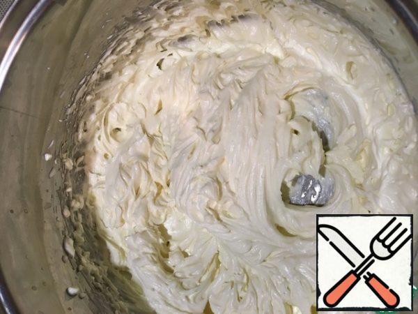 Prepare cream cheese and cream.
Whipped cream. Add powdered sugar, cream cheese and flavoring. Whisk everything until cooked.