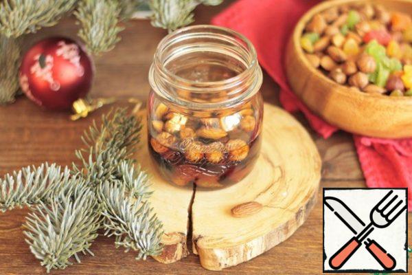 The day before cooking, soak the candied fruits and nuts in rum.
To do this, wash them and dry them, chop them, but not finely (I did not do this because I love whole nuts). Season with rum, stir, cover and refrigerate for a day.