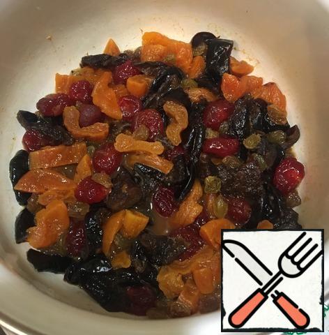 Combine orange juice, cinnamon, cloves and dried fruits. Bring to boil. Cool, cover with a film (so that it fits to the fruit) and leave to infuse for 10-12 hours.