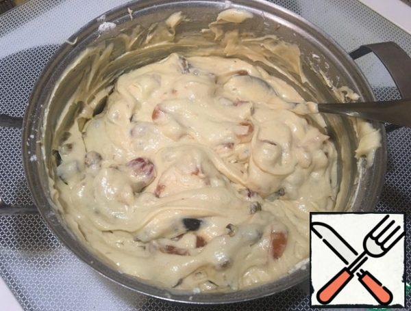 Remove the slices from the dried fruits and combine them with the dough.