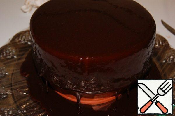 And cover it with heated to 35*C with icing, watering starting from the center and around the circle. Allow the glaze to harden and transfer the cake to a dish.
Collect the glaze from the film and place it in a container with a lid. Store in the freezer for about 3 months. Preheat when using.