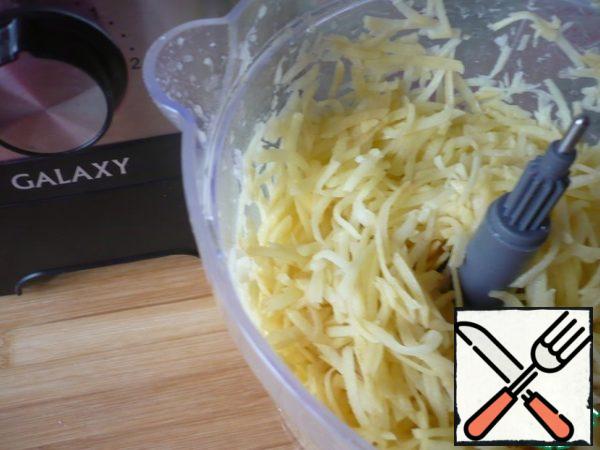 Now chop the potatoes using a food processor. Previously, I had to use a manual grater - it was long and tedious, and now in a few seconds, a full bowl of chopped potatoes is ready.