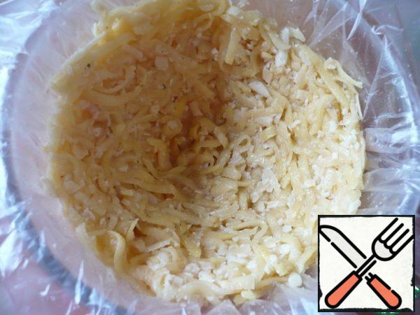Cover a small bowl with plastic wrap. Put 250 g of potato mass in a bowl and spoon the potatoes over the sides of the bowl.