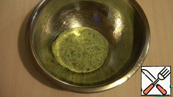 Then add salt and vegetable oil to the dough and mix. Add the chopped spinach (I have frozen) and gradually introduce the sifted flour. Knead a soft dough, slightly sticky to the hands. Put it in a greased container, cover with cling film and warm it up for an hour. The dough will rise well.