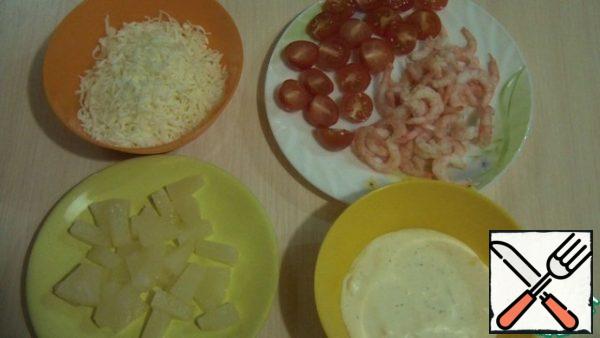 Preparing the filling. I boiled the shrimp in salted water and peeled them. Cut pineapple into cubes. Cherry tomatoes cut in half, grate the cheese well on a coarse grater (suluguni is very good here)