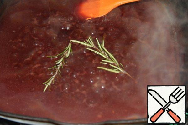 In the same oil, fry the flour, pour in the wine and vegetable broth. Add the remaining rosemary (with a sprig ), jam, and honey and cook until thickened over low heat.