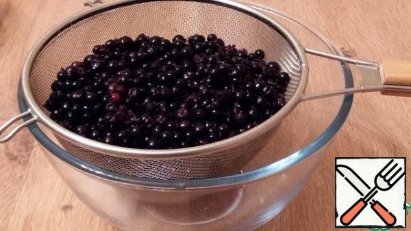 RUB the currants through a sieve. I have from just number of berries broke a where the 550 grams puree.