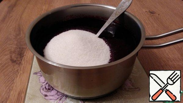 Mix the currants with sugar and put on fire, heat until the sugar dissolves, do not bring to a boil.