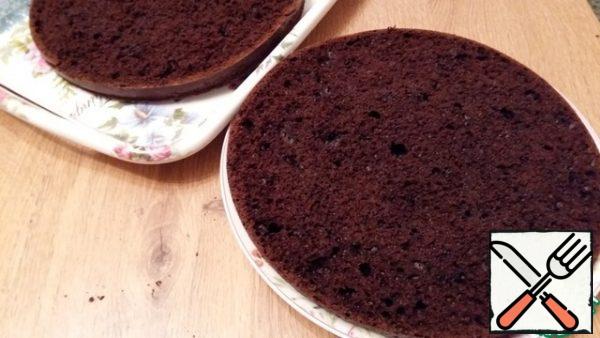Cut the cooled cake with the aroma of coffee into 2 parts. The cake is very soft and porous.