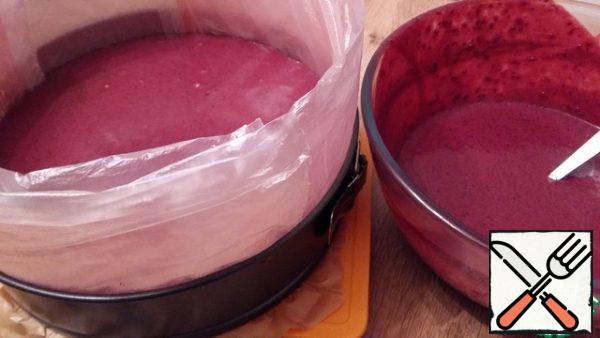 Slightly thickened mousse is divided into 2 parts. Pour one part of the cake.