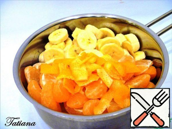 Wash the lemon well, cut half of the lemon into thin slices, cut off the zest from the second half and squeeze out the juice. Cut one banana across into thin rings and dip them in lemon juice. Peel the tangerines, divide them into slices and put them in a small saucepan. Add two bananas to the tangerines (cut them arbitrarily, ~ 200 g) and lemon zest.