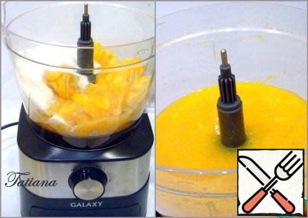Cook the fruit for 10 minutes, cool slightly, put the boiled fruits in the bowl of the combine (chopping knife), add sugar (200 g), grind into a homogeneous mass.