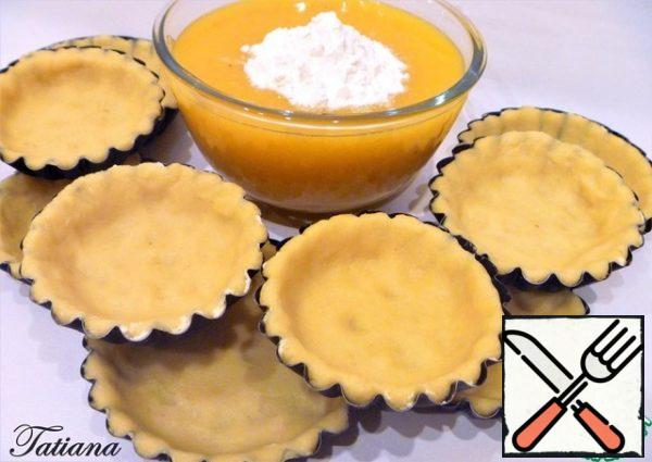 Transfer the cream to a bowl (if desired, wipe through a sieve), let the fruit puree cool well. Add the starch to the cooled puree and mix well. Fill the dough baskets with tangerine filling.