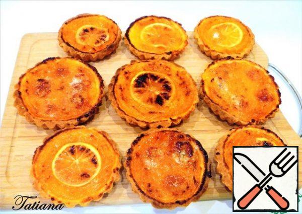 Bake the tartlets at t 200*C, 30 minutes . Then switch the oven heat to the top grill and let the lemon slices brown for another 5 minutes . Ready- made tartlets cool slightly, remove from the molds, remove to a cool place until completely cooled.