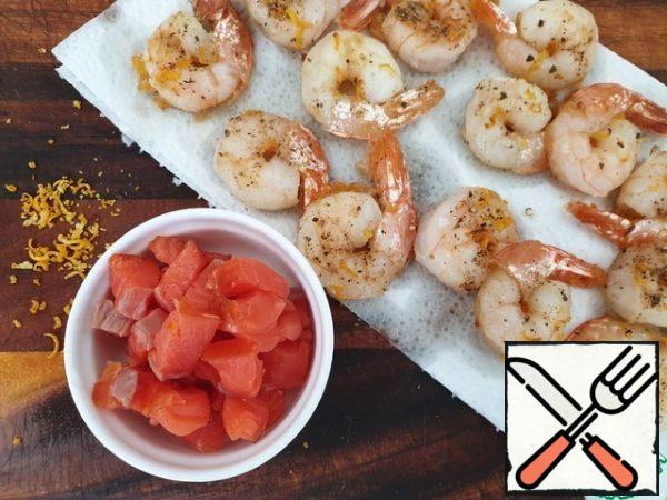 Put the finished prawns on a paper towel to remove excess oil .
Cut the smoked trout into small cubes.