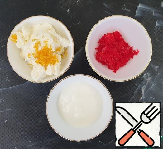 We will prepare the cottage cheese cream simply by mixing cottage cheese, natural yogurt, flying fish caviar and lemon zest. With salt carefully, because all the ingredients are salty.